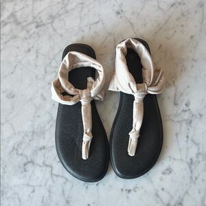 Sanuk Women’s Black Sandals with Cream Knotted Straps size 7